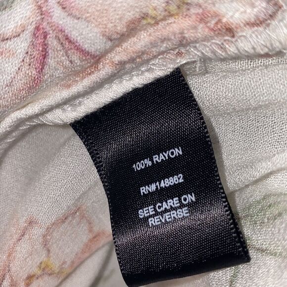 TORRID Ivory Floral Crepe Button Blouse-00 NWT - Picture 6 of 7